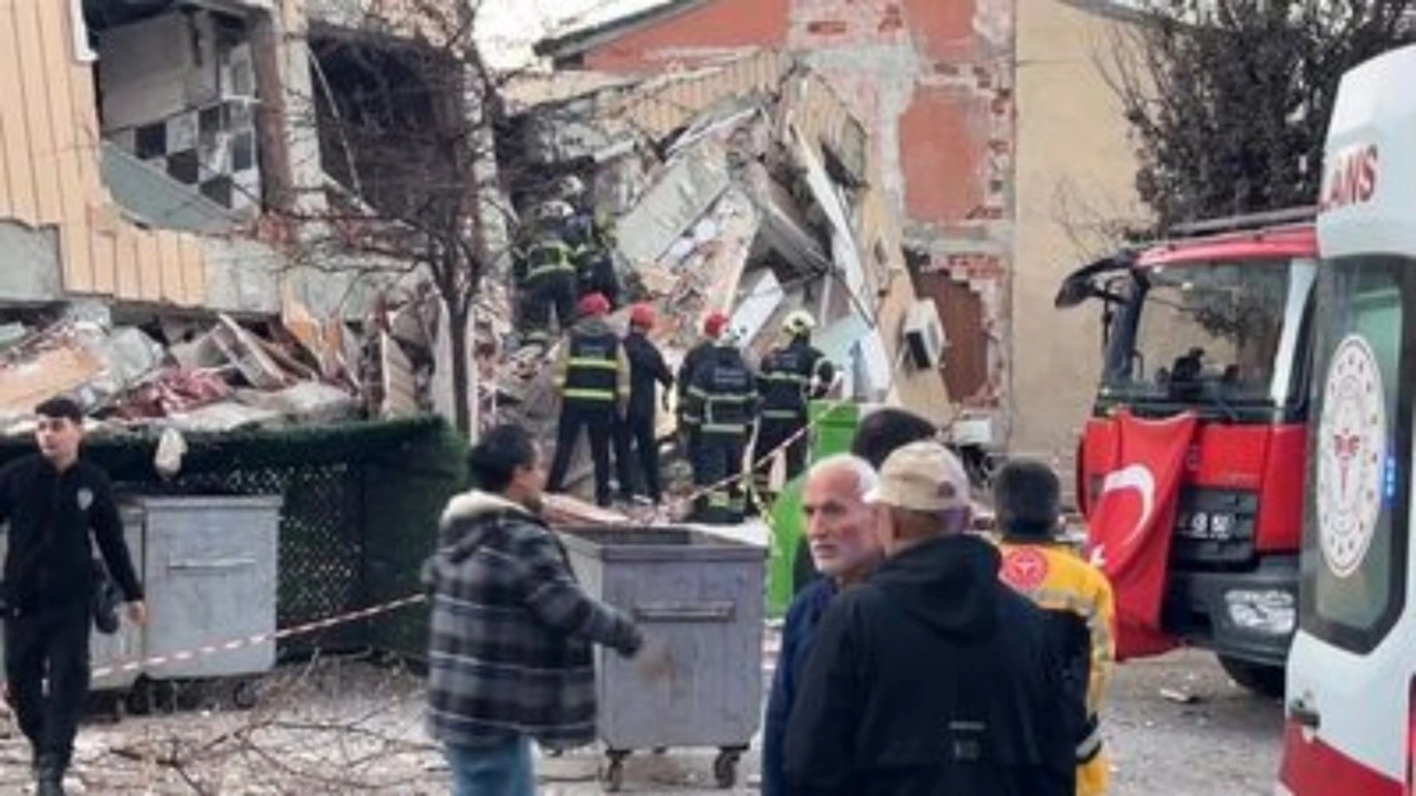 Gebze'de 6 katlı bina çöktü