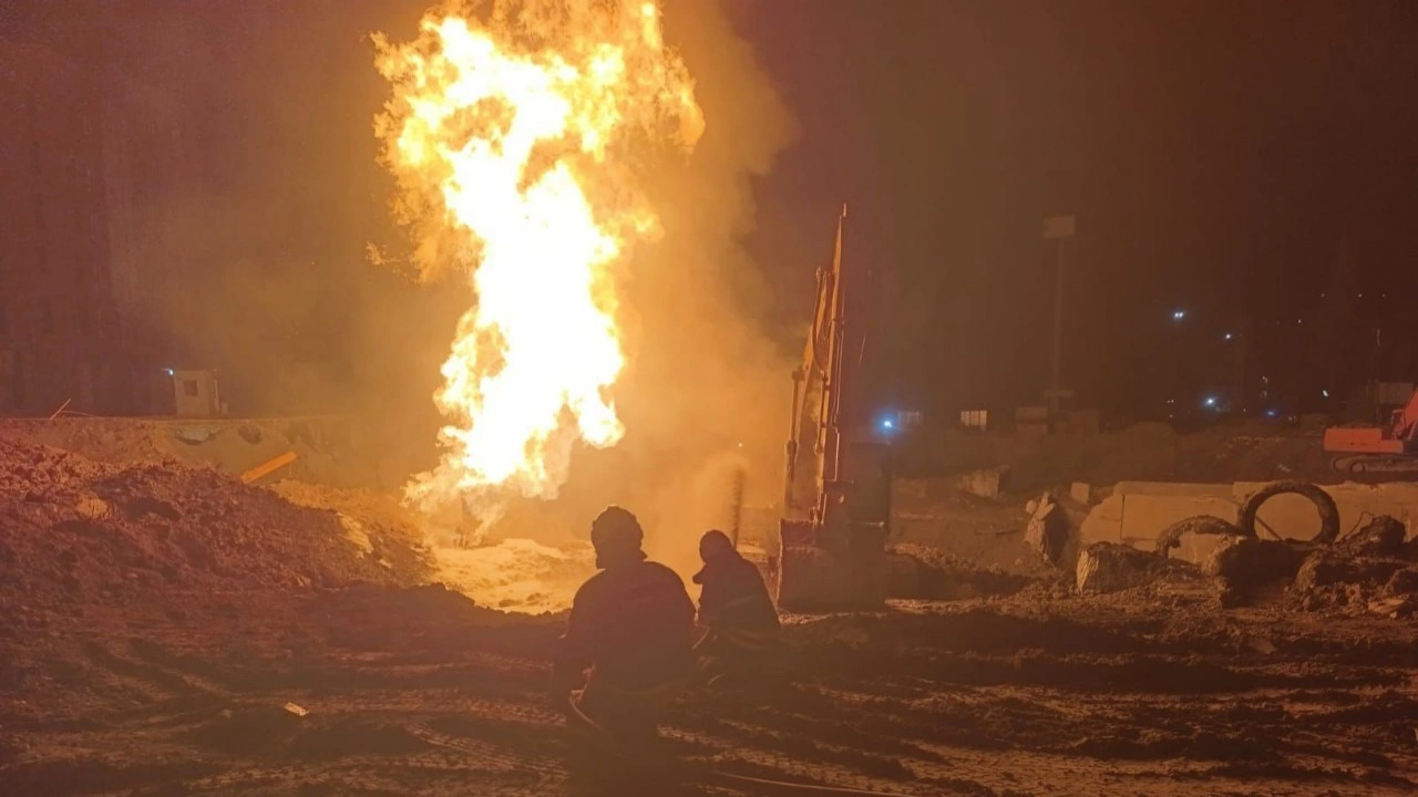 Hatay’da alt yapı çalışmasında hasar gören doğalgaz borusu alev aldı: 2 yaralı