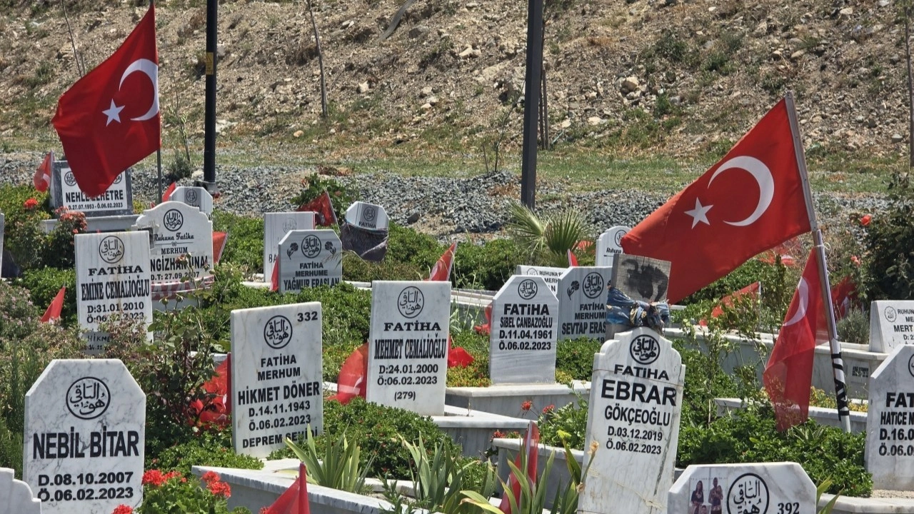 Hatay'da Deprem Şehitliği'nde dualar okundu