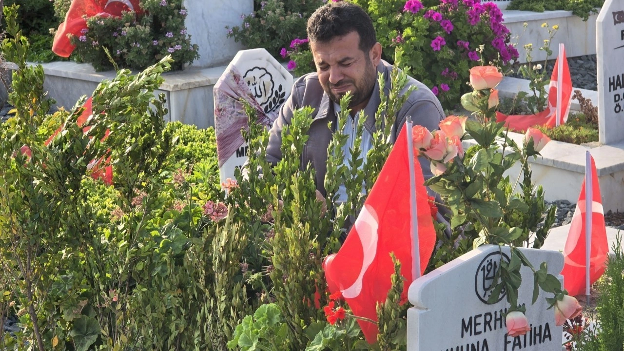 Hatay'da deprem şehitliğinde buruk bayram