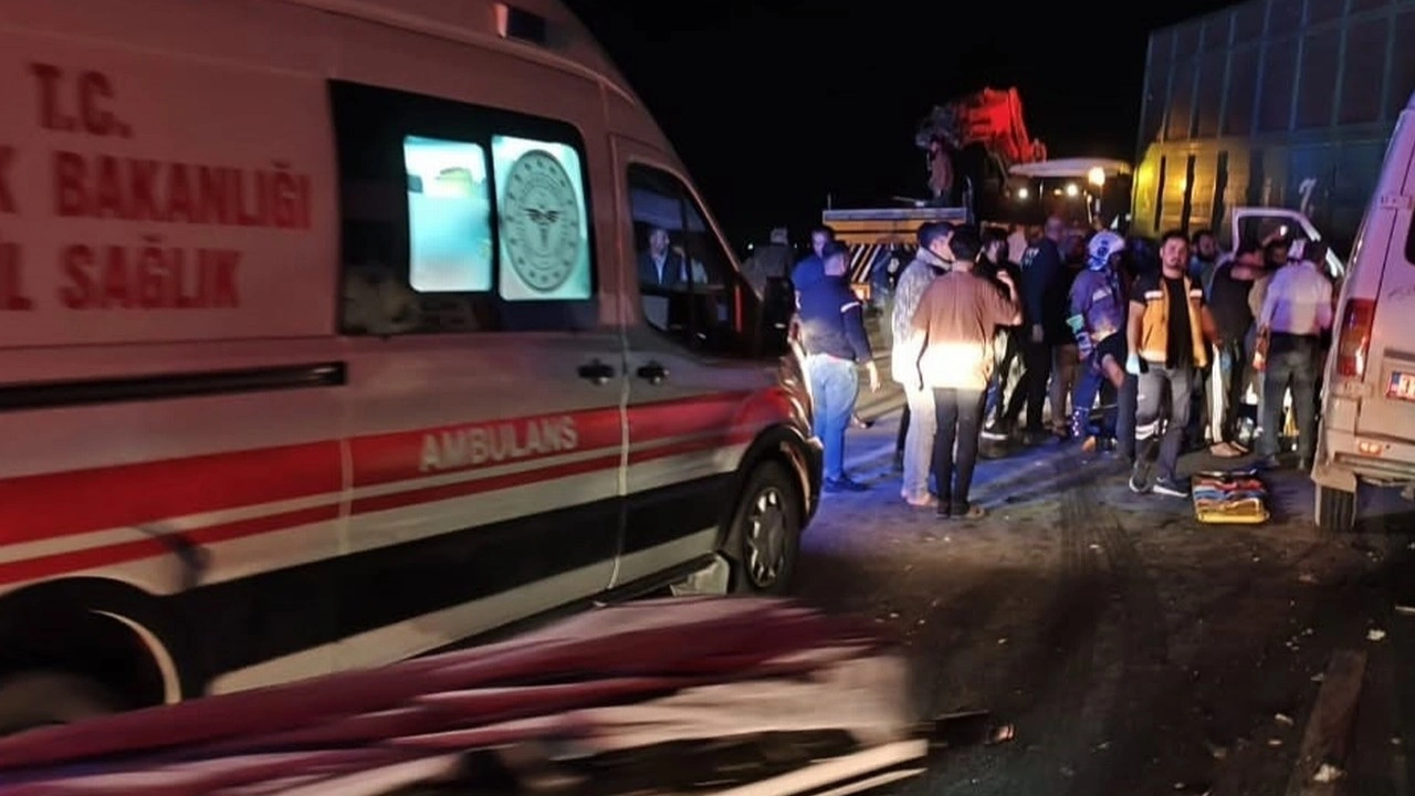Hatay'da işçileri taşıyan servis minibüsü traktörün römorkuna çarptı: 14 yaralı