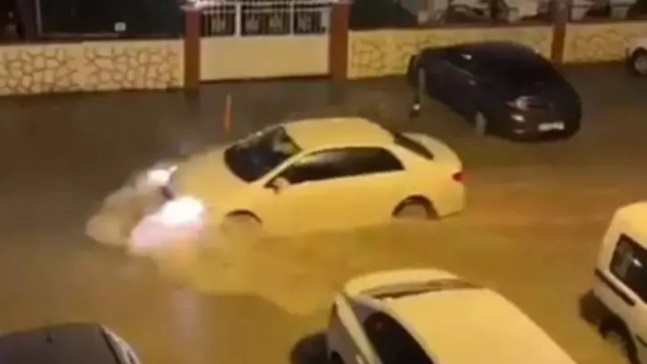 Hatay'da sağanak nedeniyle yollar suyla doldu