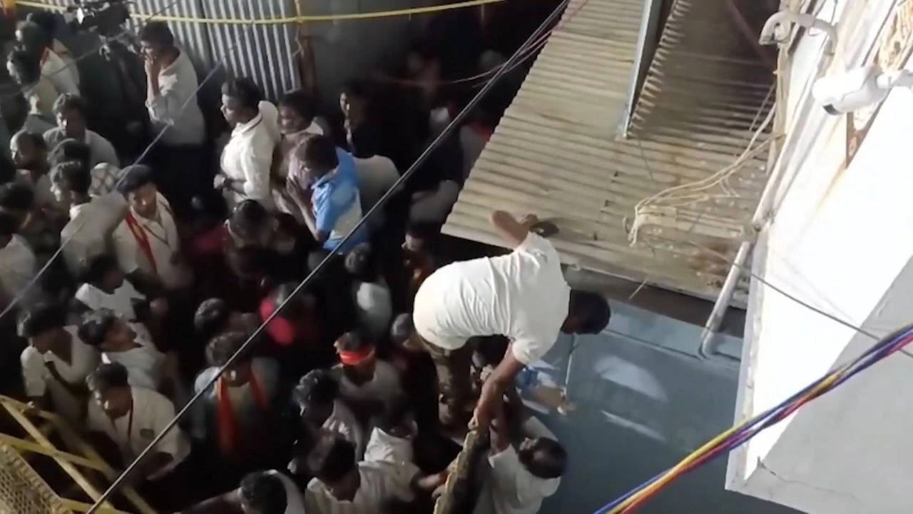 Hindistan'da miting alanında izdiham! Onlarca ölü ve yaralı