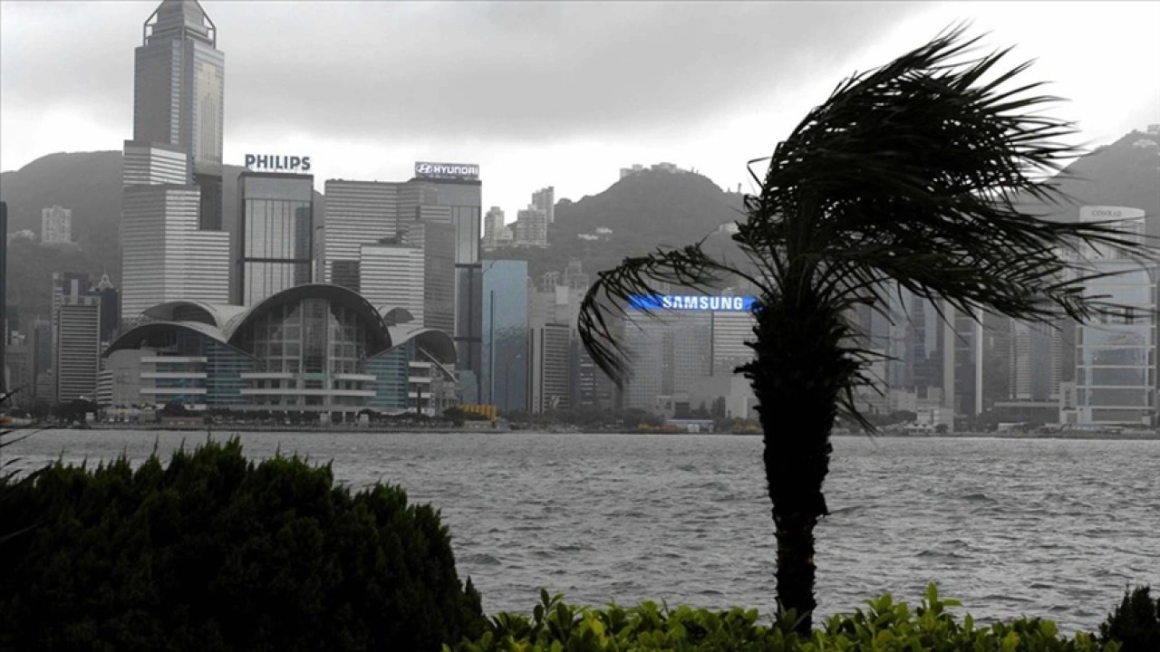 Hong Kong'da en yüksek fırtına alarmı