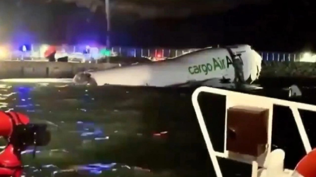 Hong Kong'da kargo uçağı pistten çıkarak denize düştü: 2 ölü