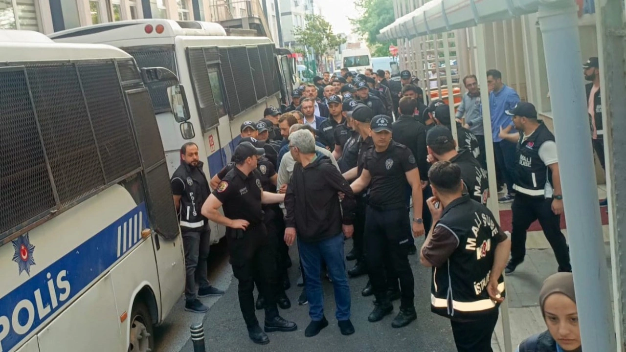 İBB'ye yönelik soruşturma kapsamında gözaltına alınanlar adliyeye sevk edildi