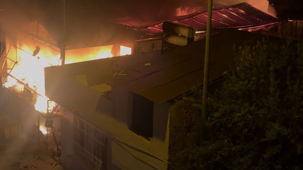 İki katlı prefabrik ev, yangında küle döndü