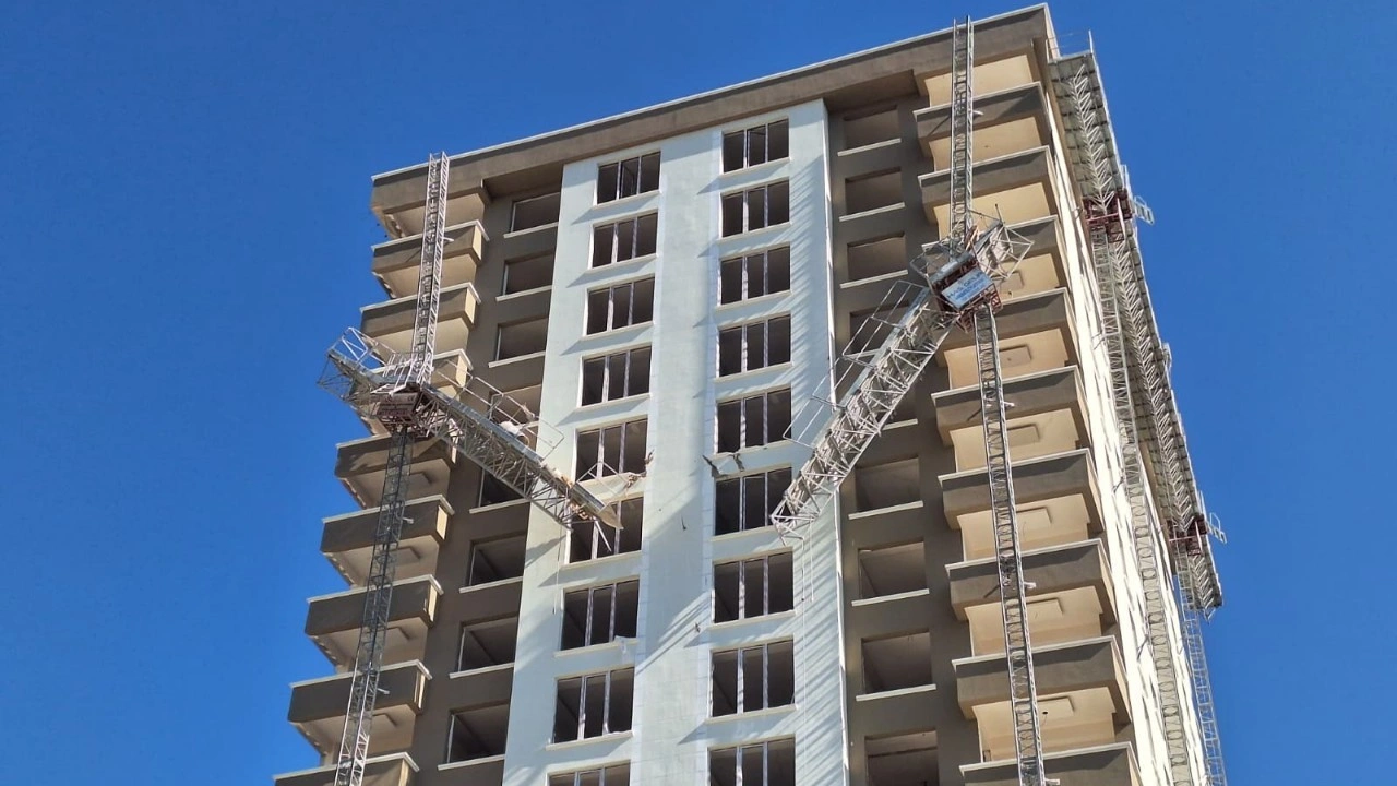 İnşaatta dış cephe sıvası için kurulan platform kırıldı! 2 işçi öldü