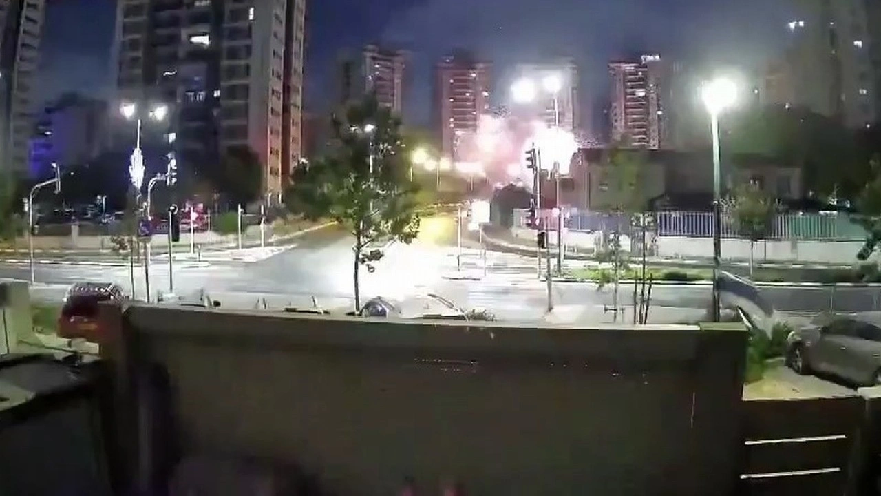 İran’ın İsrail’e fırlattığı balistik füzeler bazı kentlere isabet etti