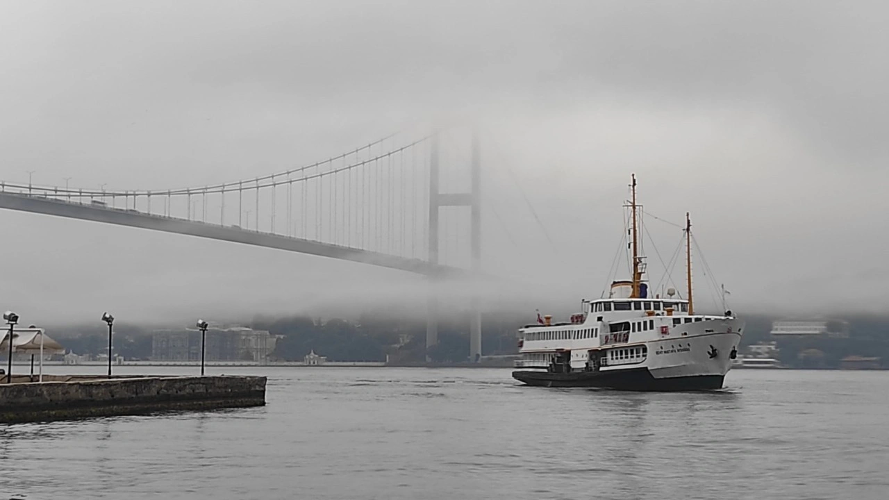 İstanbul Boğazı’nda sis etkili oluyor