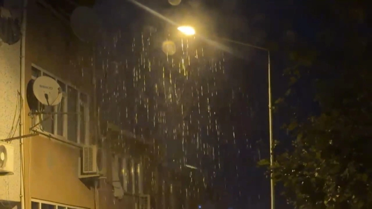İstanbul'da gece saatlerinde sağanak ve fırtına etkili oldu