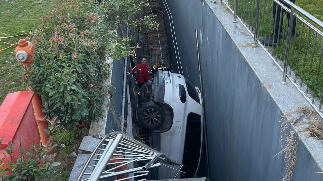 İstanbul'da otomobil araçlara çarparak yaklaşık 5 metreden düştü