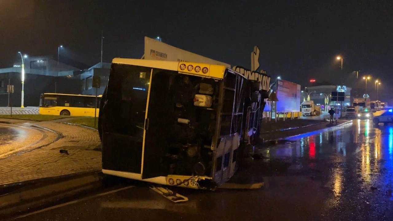 İstanbul'da sağanak etkili oluyor! İETT otobüsü devrildi