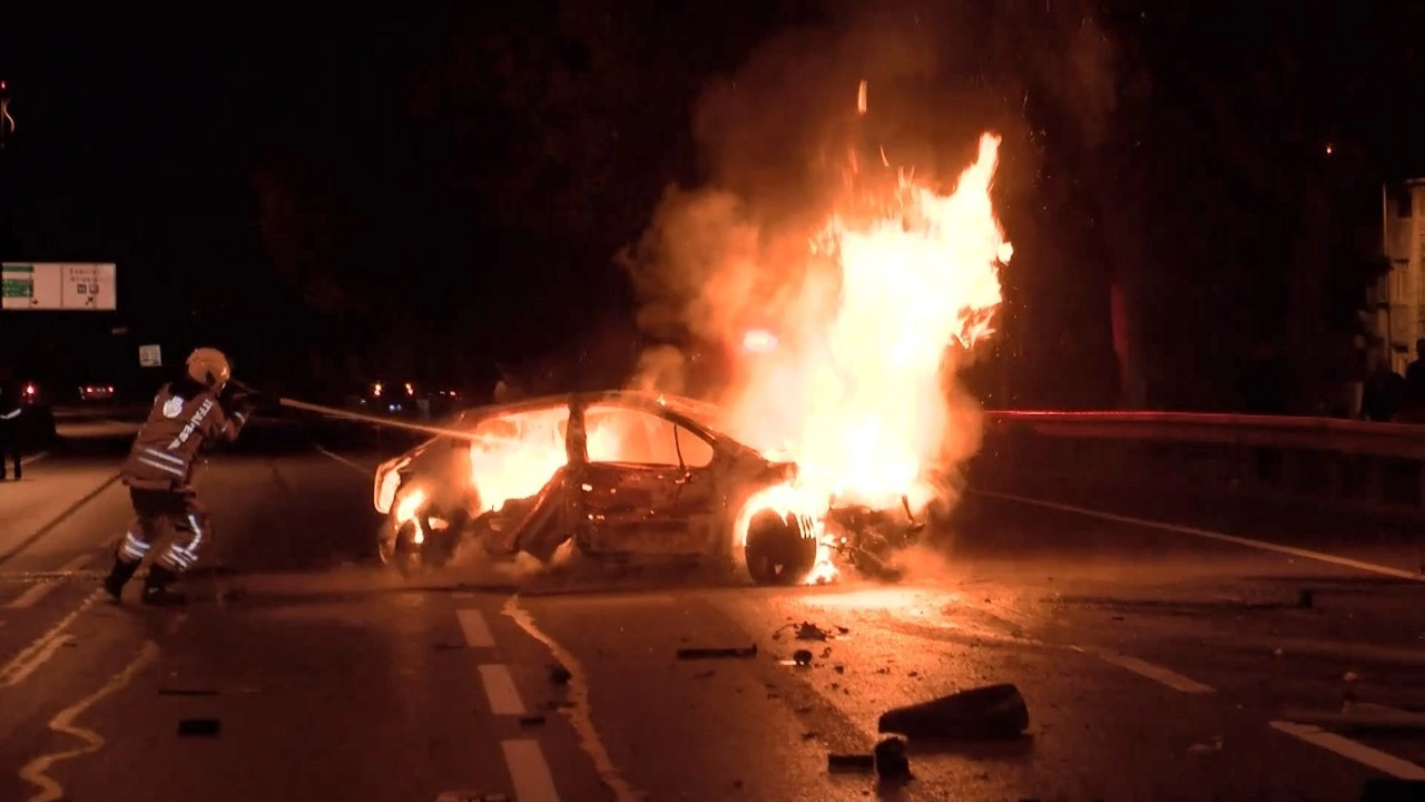 İstanbul'da takla atan otomobil alev aldı: 5 yaralı