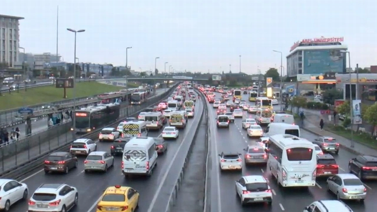 İstanbul'da yağışın etkisi ile trafik yoğunluğu oluştu