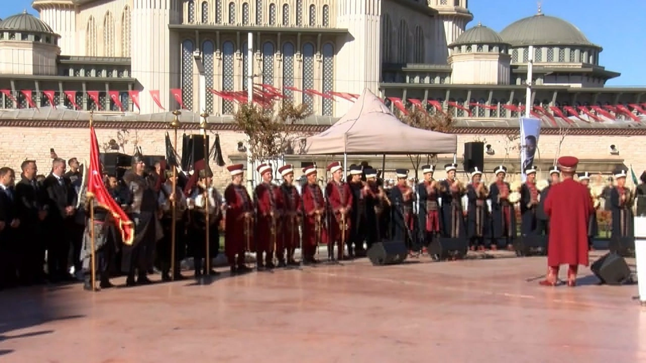 İstanbul'un kurtuluşunun 102'nci yıl dönümü Taksim'de törenle kutlandı