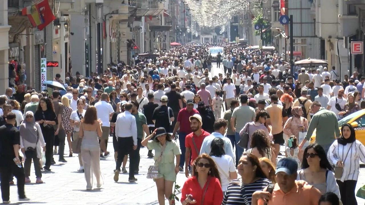 İstiklal Caddesi’nde bayram yoğunluğu yaşandı