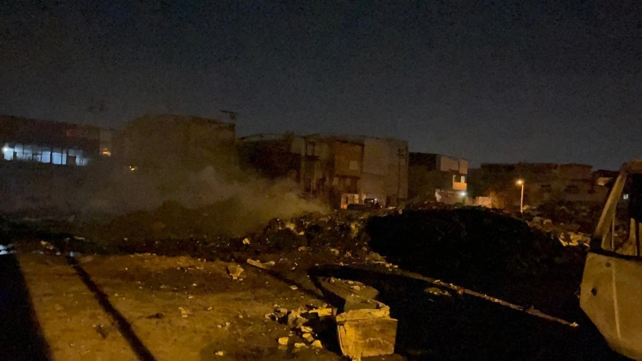 İzmir’de atık yığını alev aldı; bir kamyonet kullanılamaz hale geldi