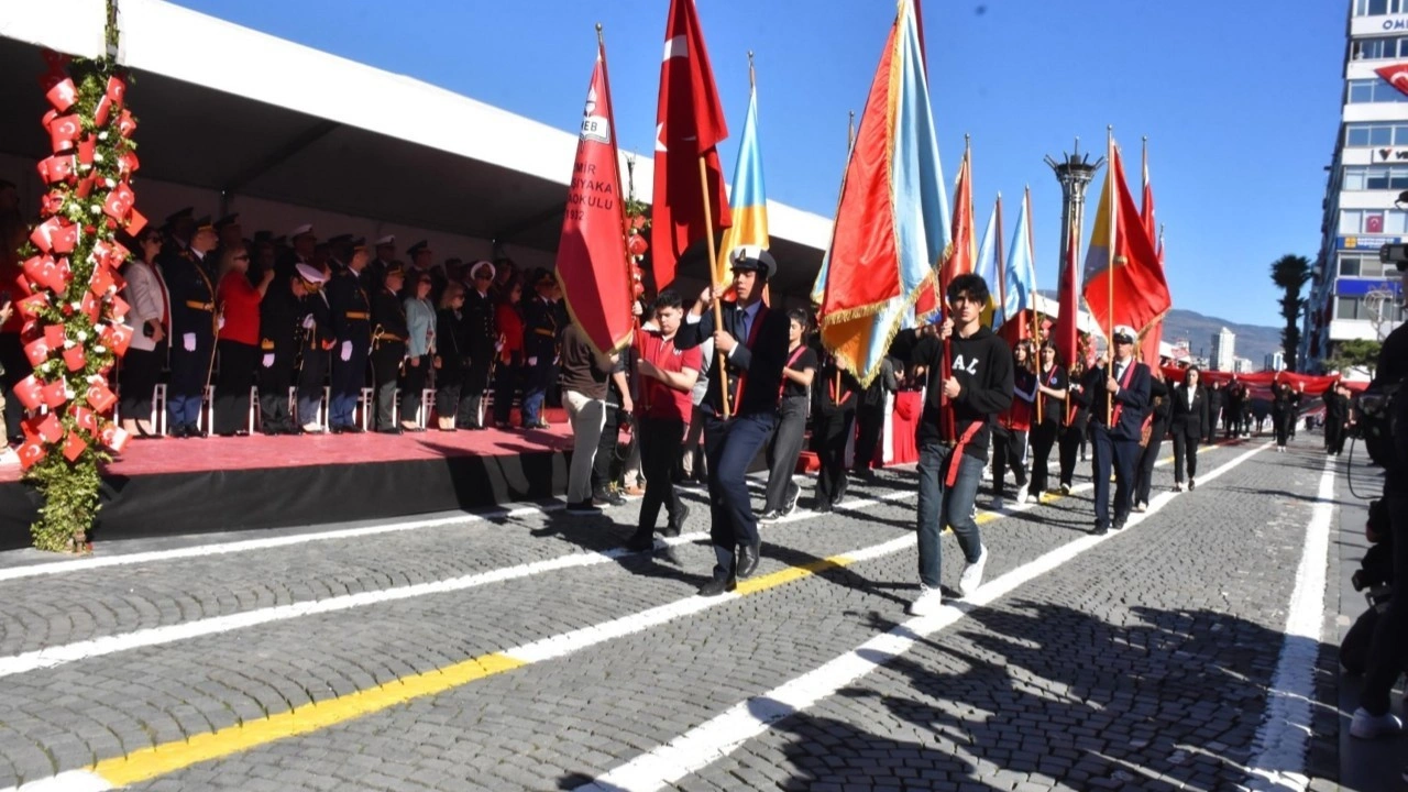 İzmir'de Cumhuriyet'in 102'nci yılı coşkusu