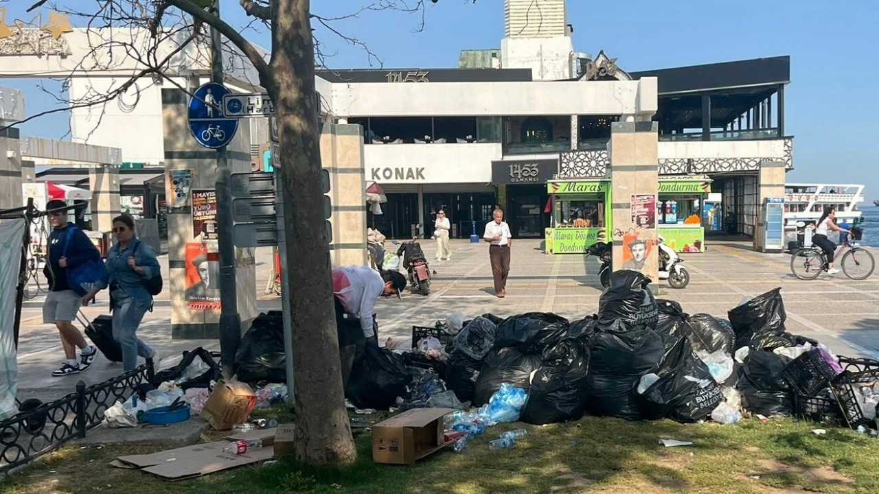 İzmir'de grevin 6'ncı gününde çöp dağları oluştu