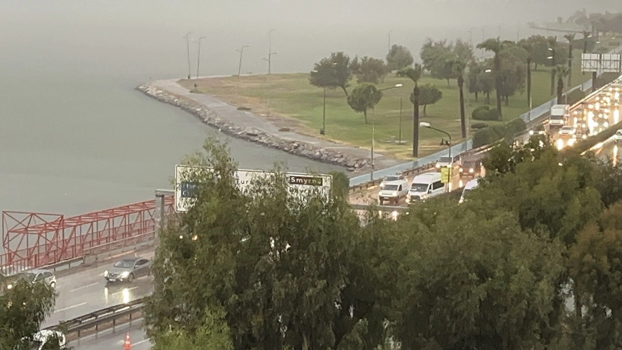 İzmir'de yağış etkili oldu