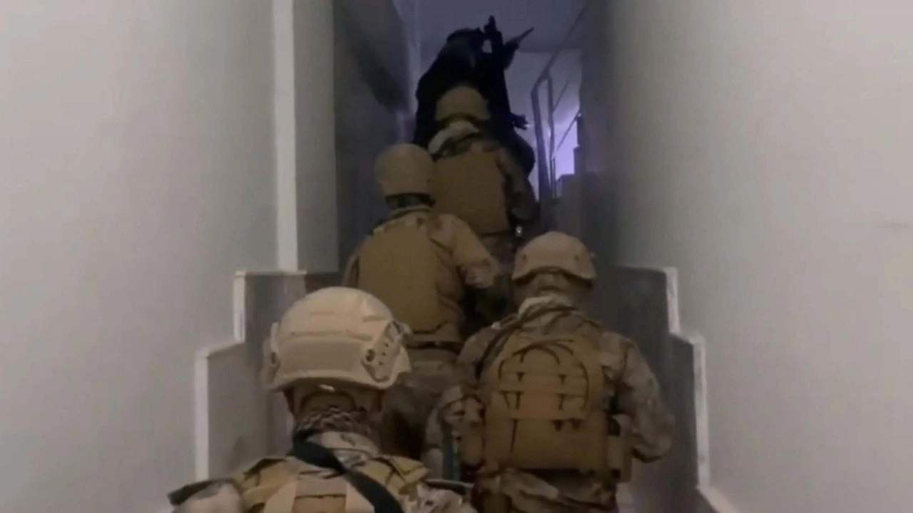 İzmir merkezli FETÖ operasyonu: 18 gözaltı