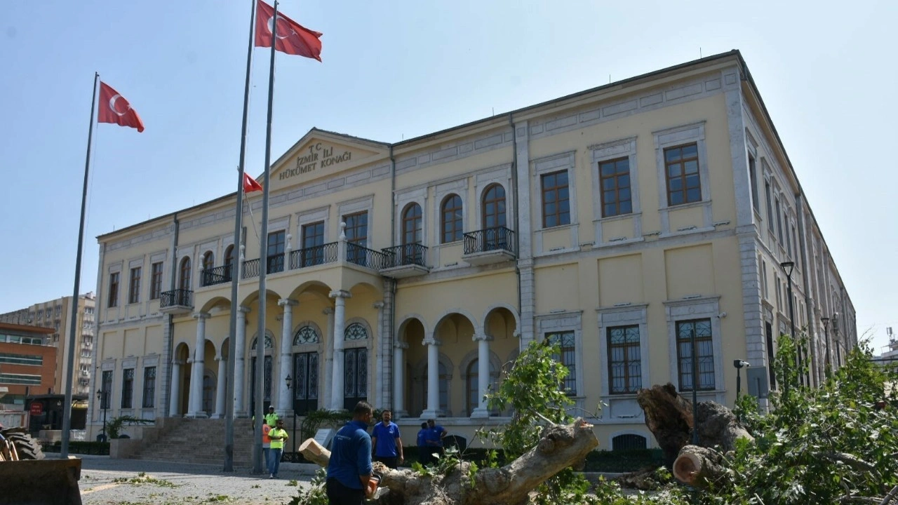 İzmir Valiliği önündeki asırlık çınar devrildi
