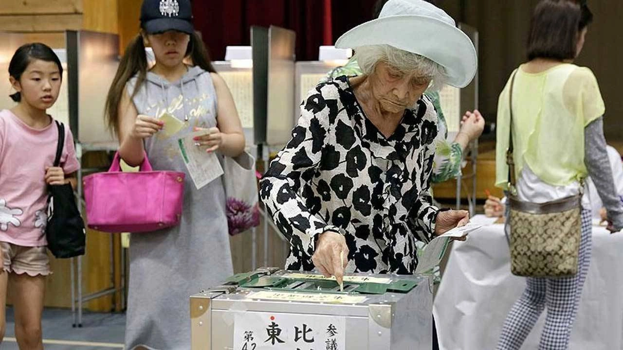 Japonya'da halk sandık başında