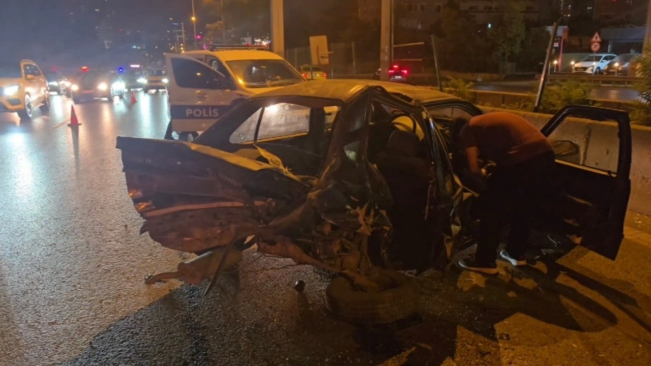 Kadıköy'de 3 aracın karıştığı feci kaza!