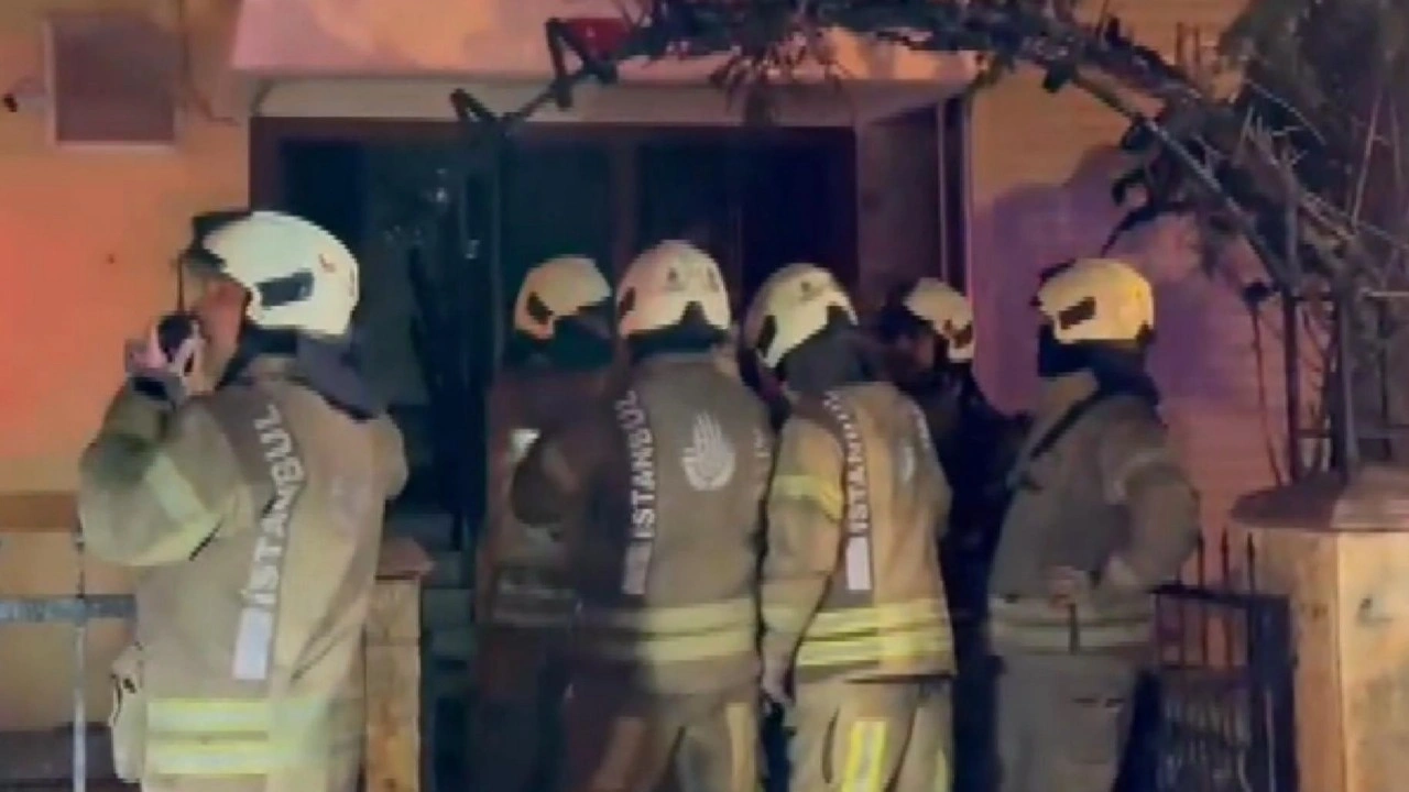 Kadıköy'de 5 katlı binada yangın; 20 kişi tahliye edildi