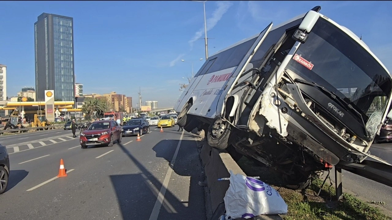 Kadıköy'de hafif ticari araca çarpan servis minibüsü yan yattı