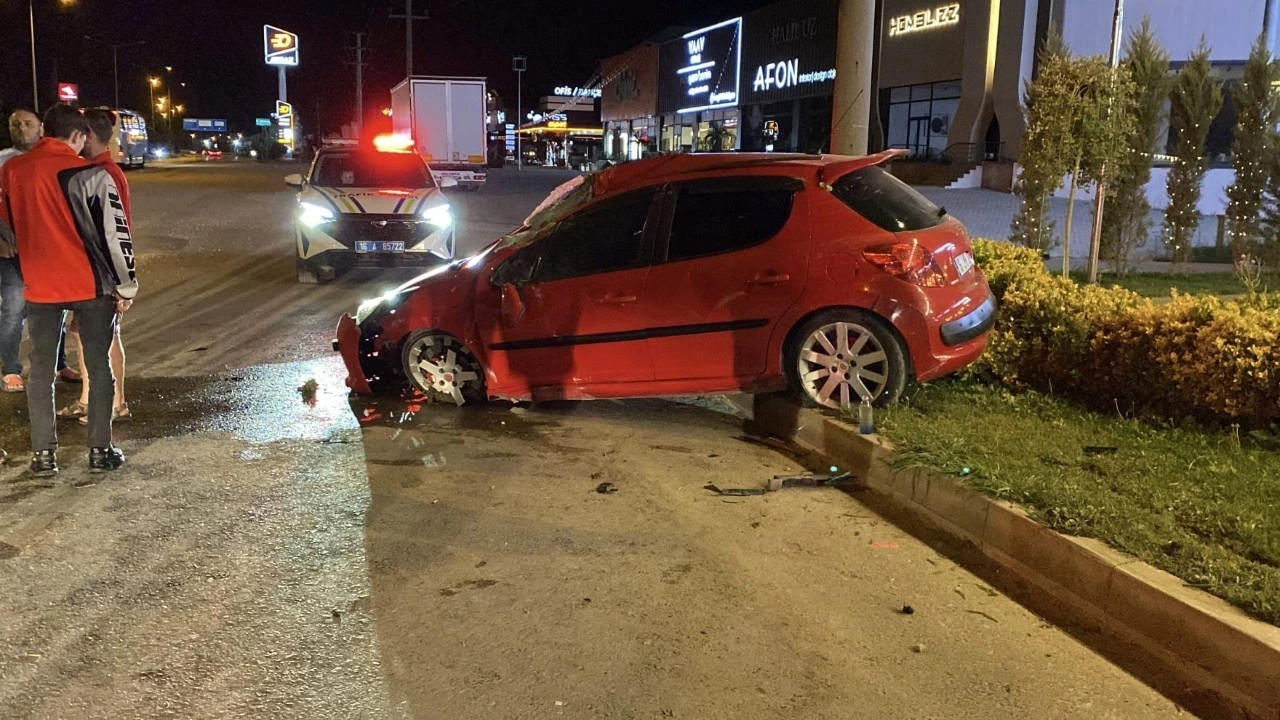 Kaldırıma çarptıktan sonra devrilen otomobilin sürücü yaralandı