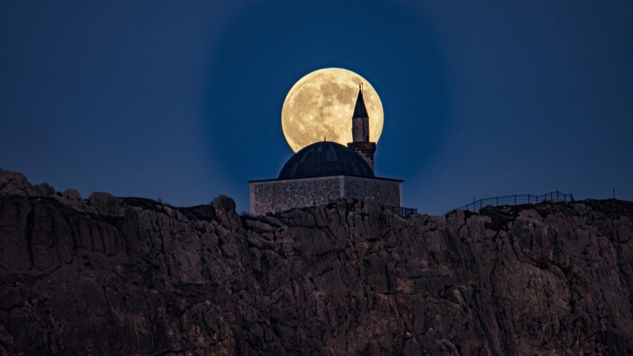 Kasım Dolunayı semalarda görsel şölen sundu