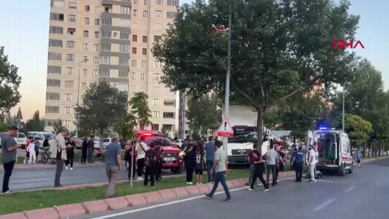 Kayseri'de refüjdeki ağaca çarpıp sıkışan kamyonun sürücüsü kurtarıldı