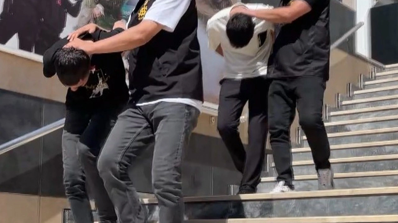 Kendilerini polis gibi tanıtıp dolandırıcılık yapan 3 şüpheli yakalandı