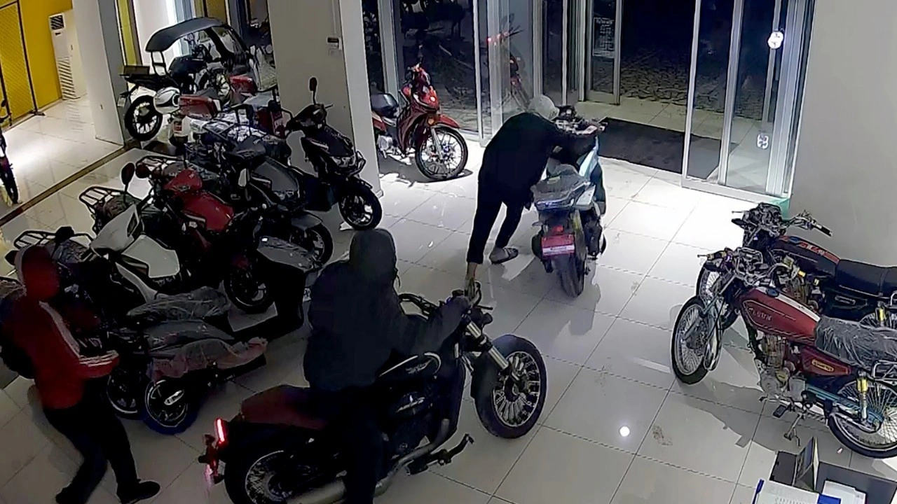 Kepengini zorlayarak girdikleri galeriden 1 dakikada 4 motosiklet çaldılar