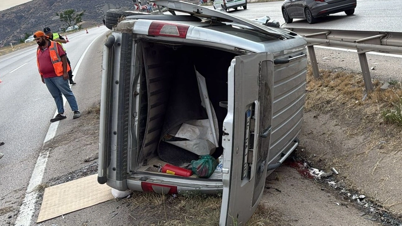 Kırıkkale'de hafif ticari araç devrildi; 1 ölü, 1 yaralı