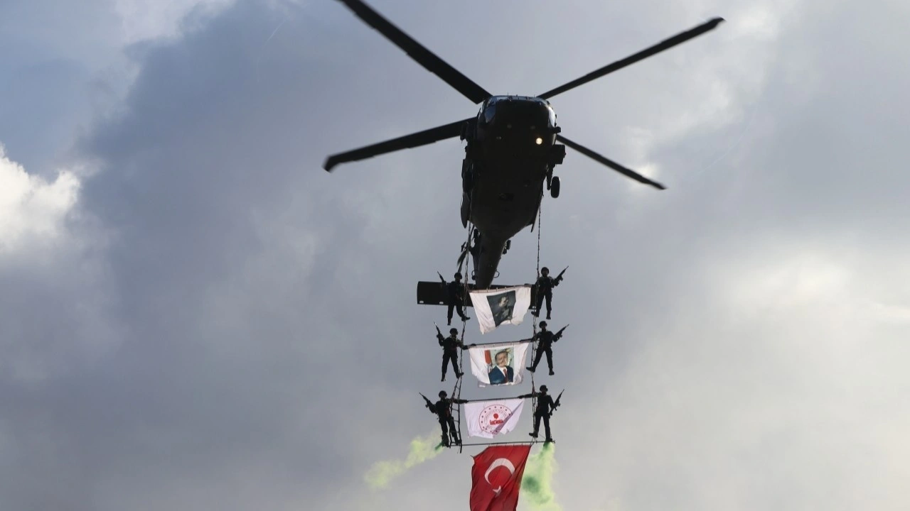 Komandolardan 29 Ekim'e özel 'üzüm salkımı' gösterisi