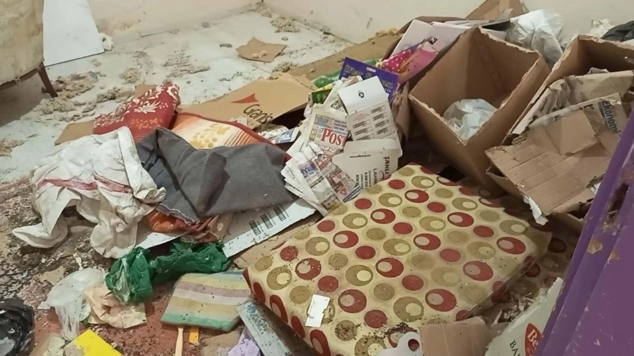 Kötü koku yayılan evden 6 kamyon dolusu çöp çıktı