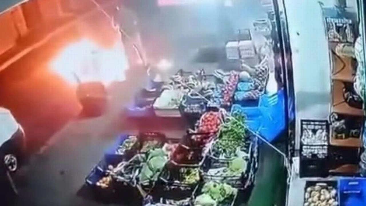 Küçükçekmece'de markete molotoflu saldırı