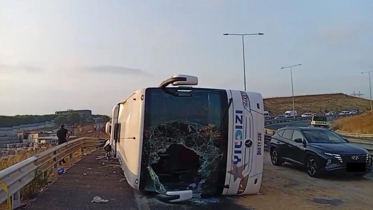 Kuzey Marmara Otoyolu'nda yolcu otobüsü devrildi