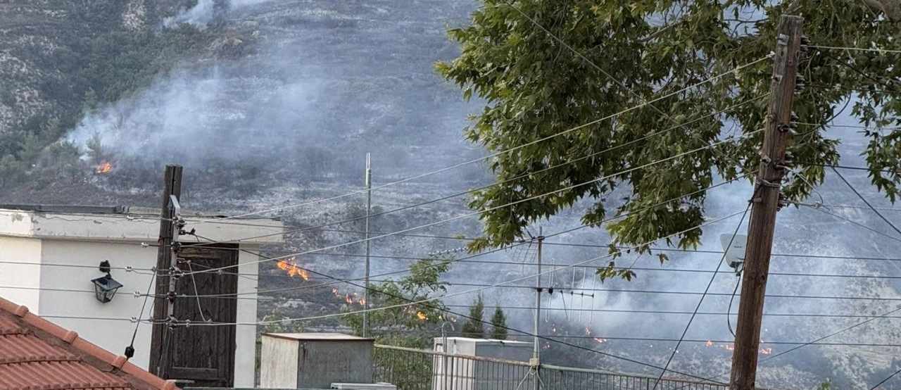 Limasol’un dağlık bölgelerindeki yangın genişleyerek ilerliyor