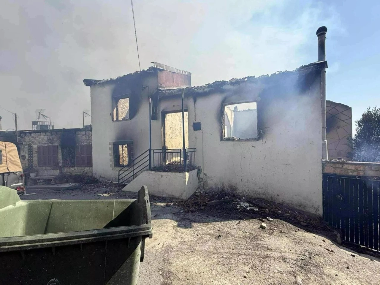 Limasol’un dağlık bölgesinde hızla yayılan yangın Vuni ve Potami’ye doğru ilerliyor