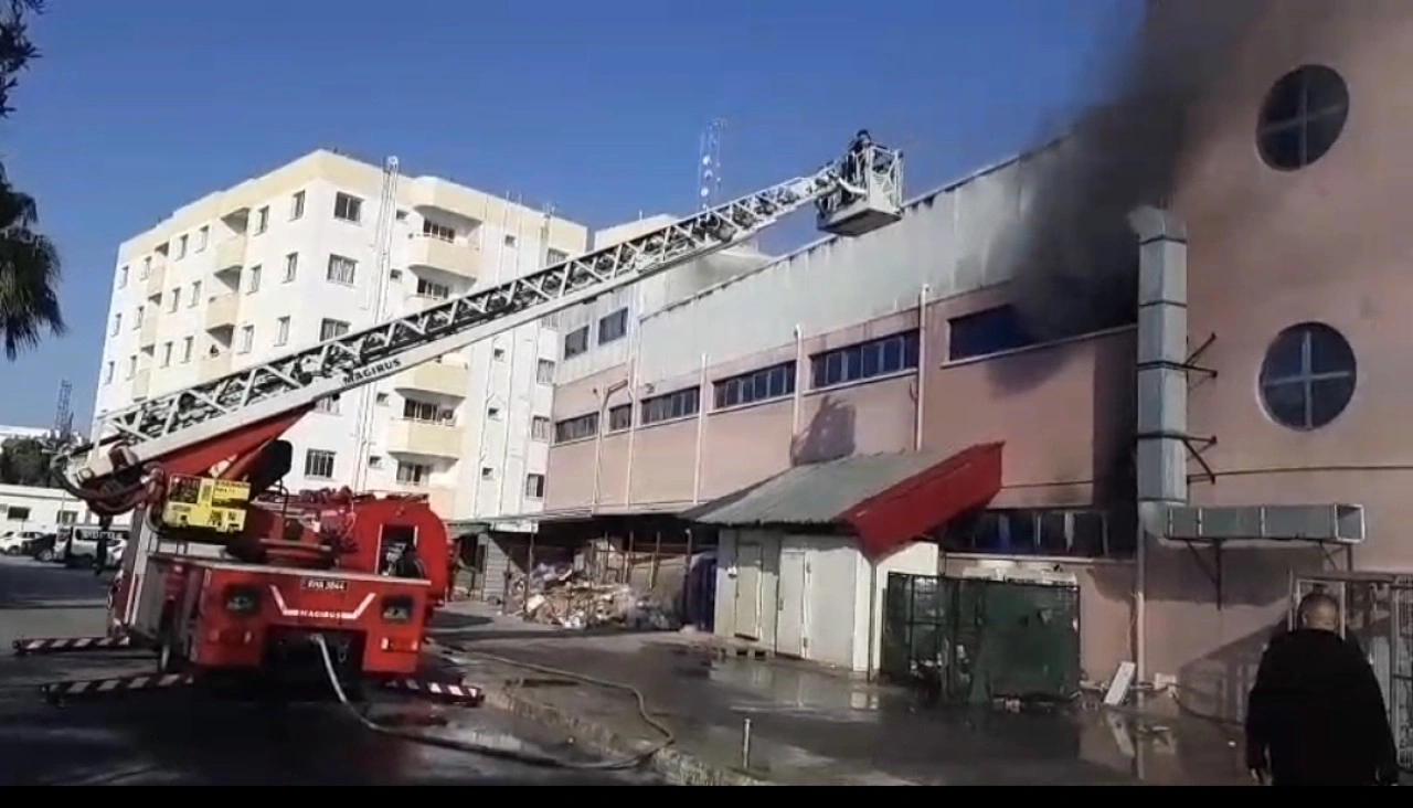 Mağusa Önder Alışveriş Merkezi'nde yangın