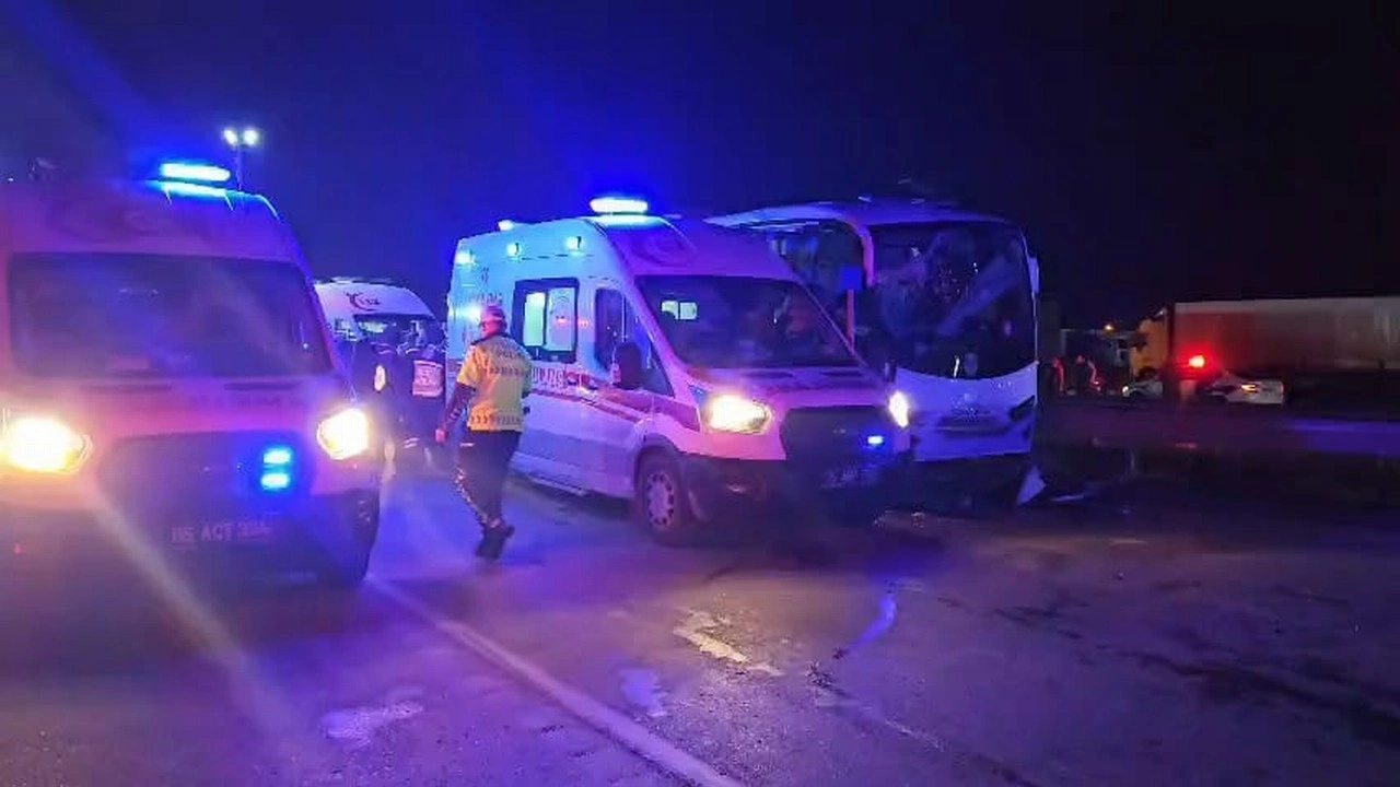 Mahkum taşıyan midibüsün de karıştığı zincirleme kazada 23 kişi yaralandı