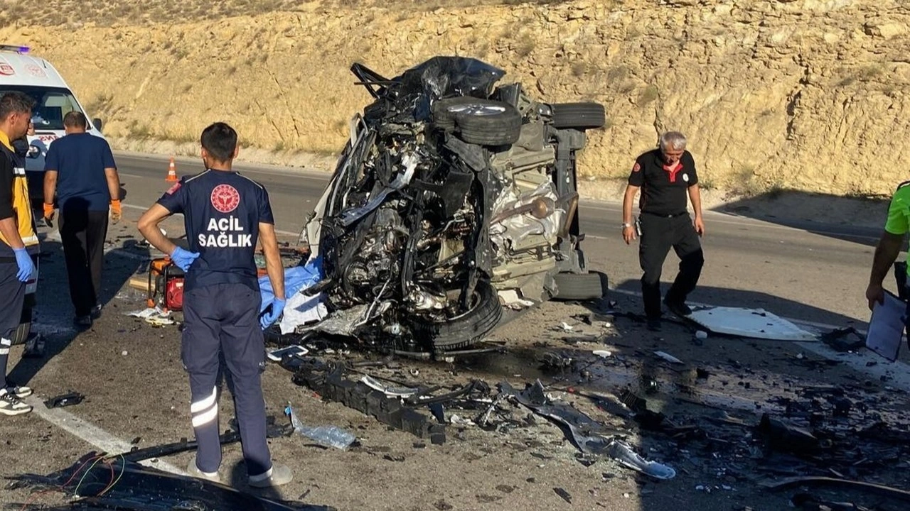 Malatya’da hafif ticari araç ile otomobil çarpıştı: 4 ölü, 2 yaralı