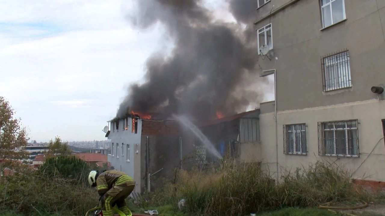 Maltepe'de 4 katlı binanın çatısında çıkan yangın söndürüldü