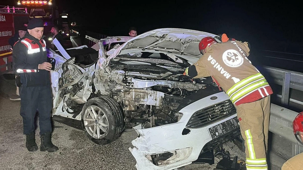 Manisa'da otomobil kamyona arkadan çarptı: 1 ölü, 2 yaralı