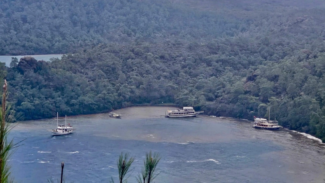 Marmaris'te fırtınada 3 gezi teknesi karaya oturdu
