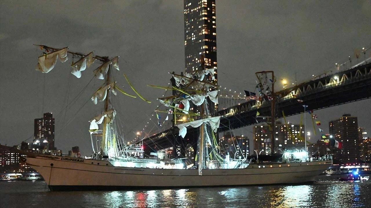 Meksika donanma gemisi Brooklyn Köprüsü'ne çarptı: 2 ölü, 19 yaralı
